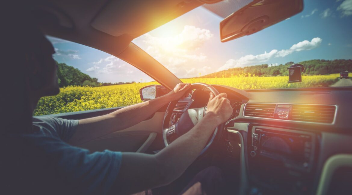 Wiosenne podróże samochodem: Jak zadbać o bezpieczne ładowanie akumulatora w trasie?